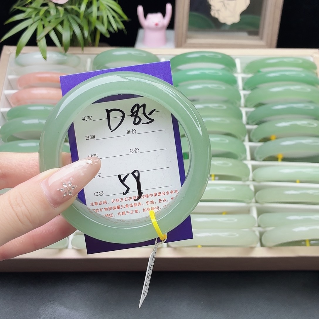 思****石英质玉未镶嵌手镯