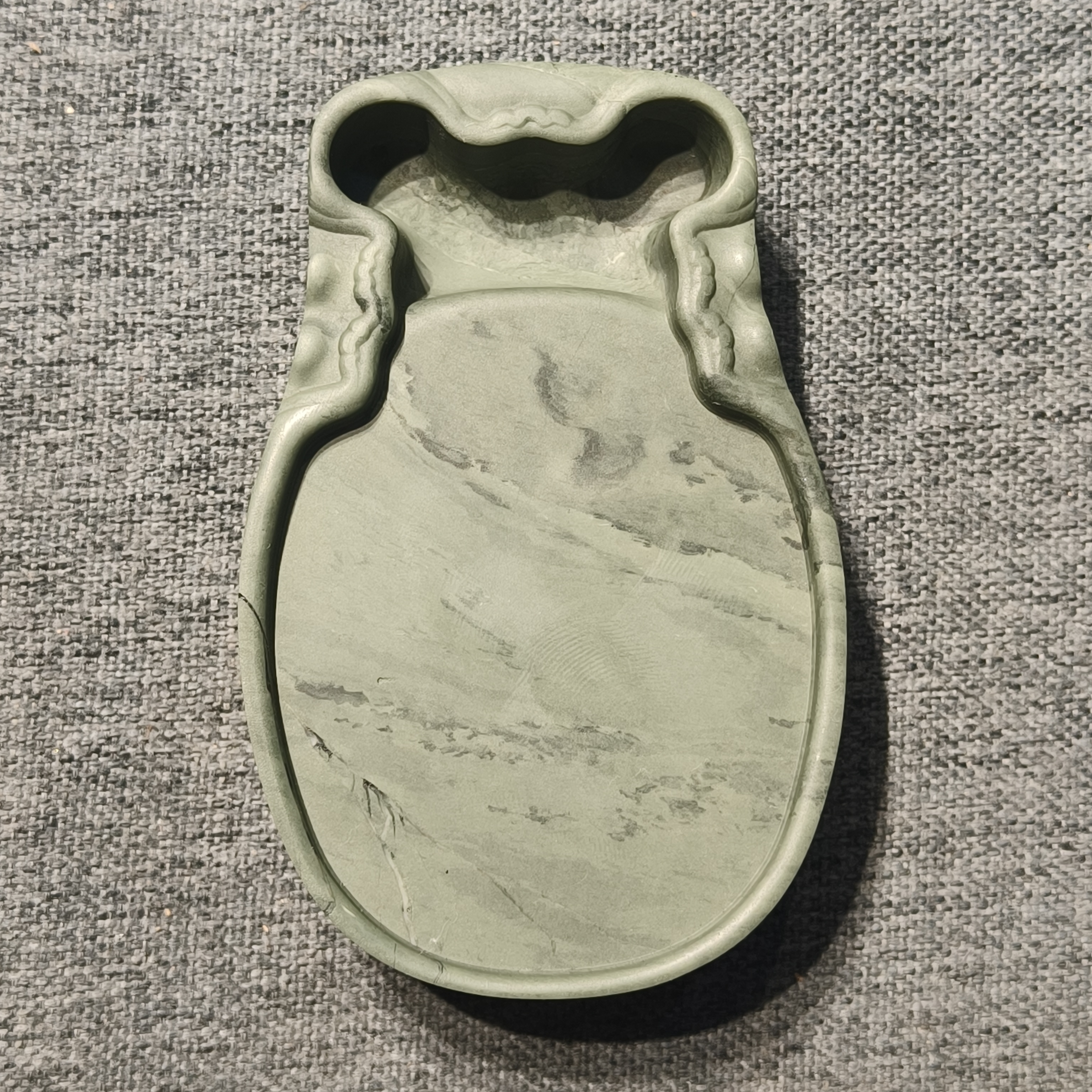 老坑洮砚，喇嘛崖老坑鸭头绿蝉砚，尺寸10*6.5*1.9厘米