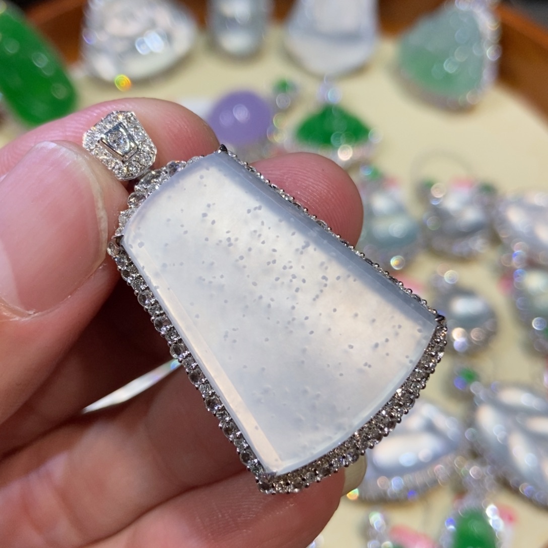 翡翠颈饰18K金镶嵌吊坠