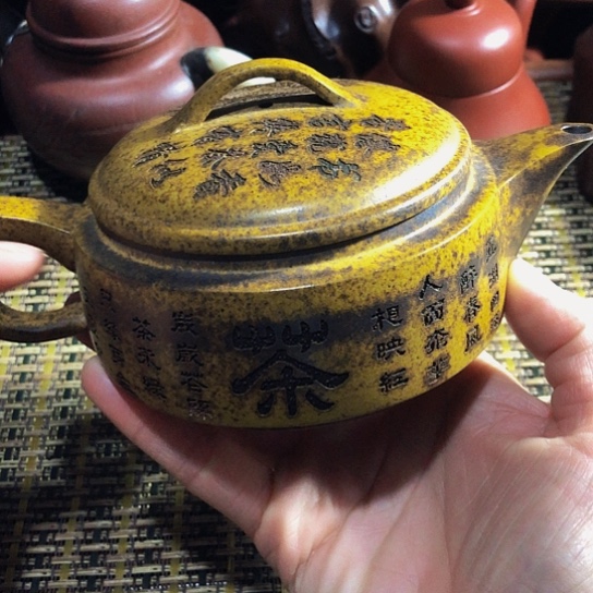 紫砂茶壶原矿泥料手工制作紫砂壶。