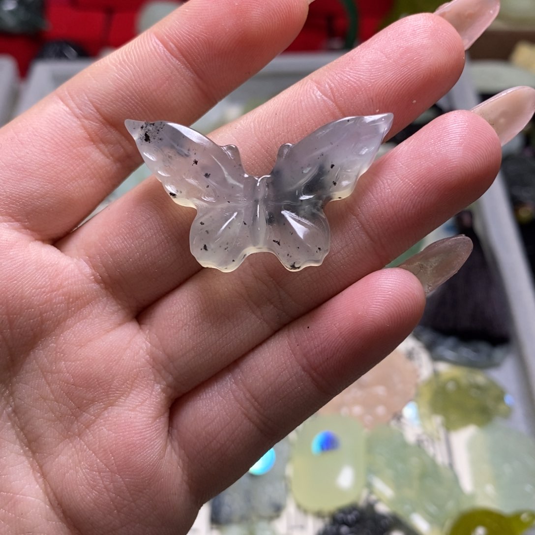 蛇纹石玉颈饰未镶嵌蝴蝶