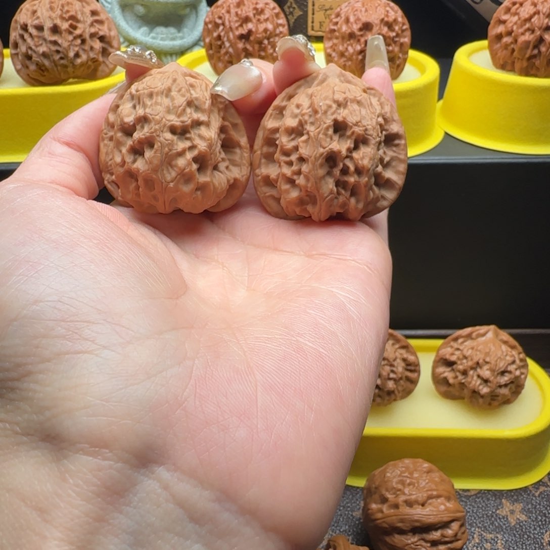 猴头核桃吊坠梨木台