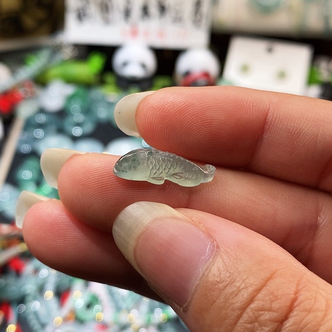 翡翠未镶嵌颈饰冰种锦鲤