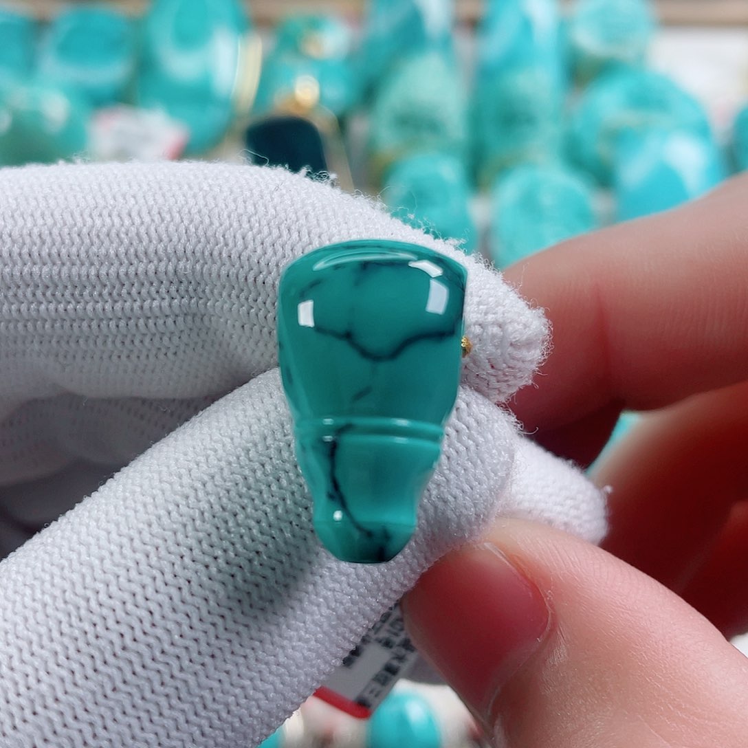 绿松石颈饰未镶嵌