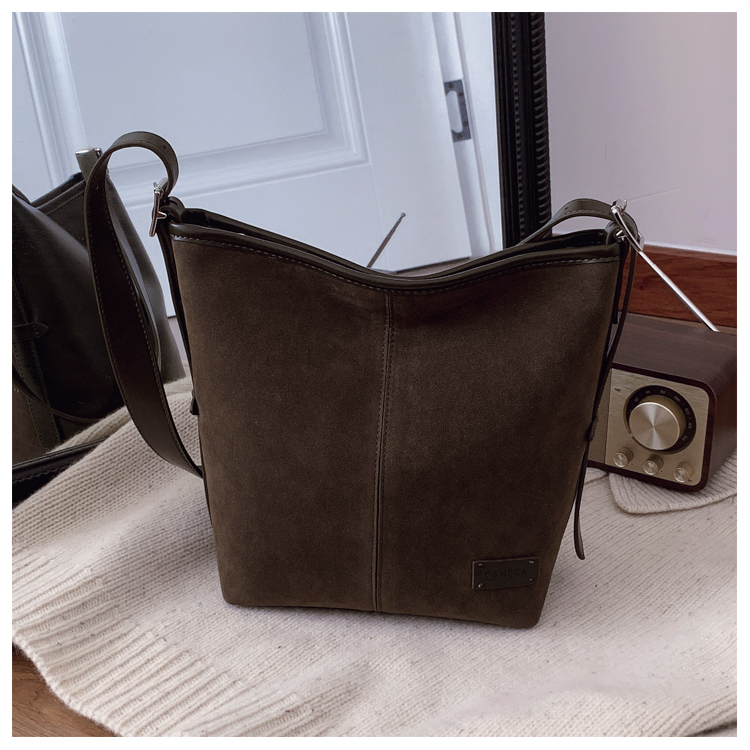 2025新款今年流行爆款包包女式超火小众磨砂腋下水桶包单肩斜挎包