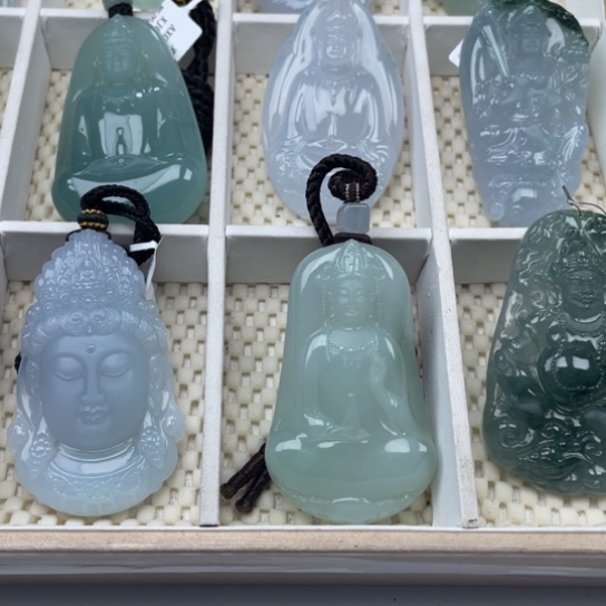 翡翠颈饰未镶嵌。