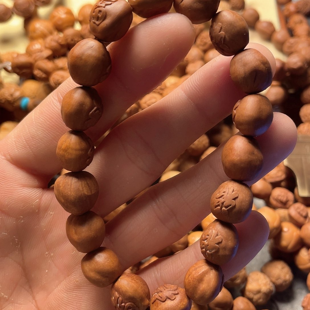 龙纹桃核雕刻百福