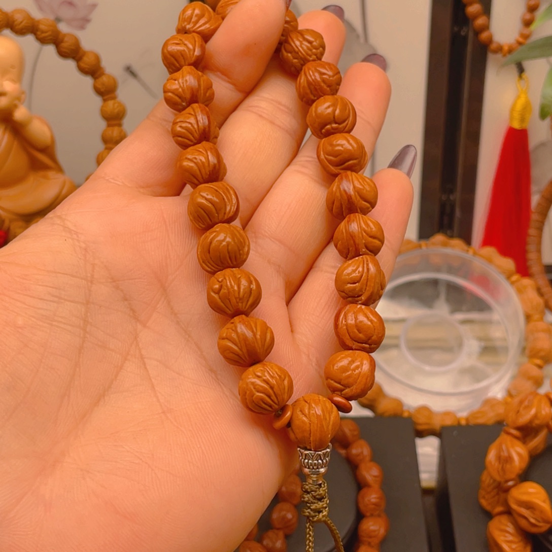 用***7桃核手串红红火火。红红火火