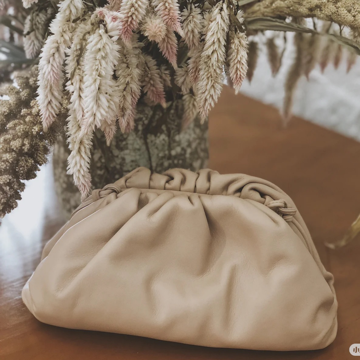 99新 BOTTEGA VENETA/葆蝶家 葆蝶家BV云朵包手拿包大号燕麦色