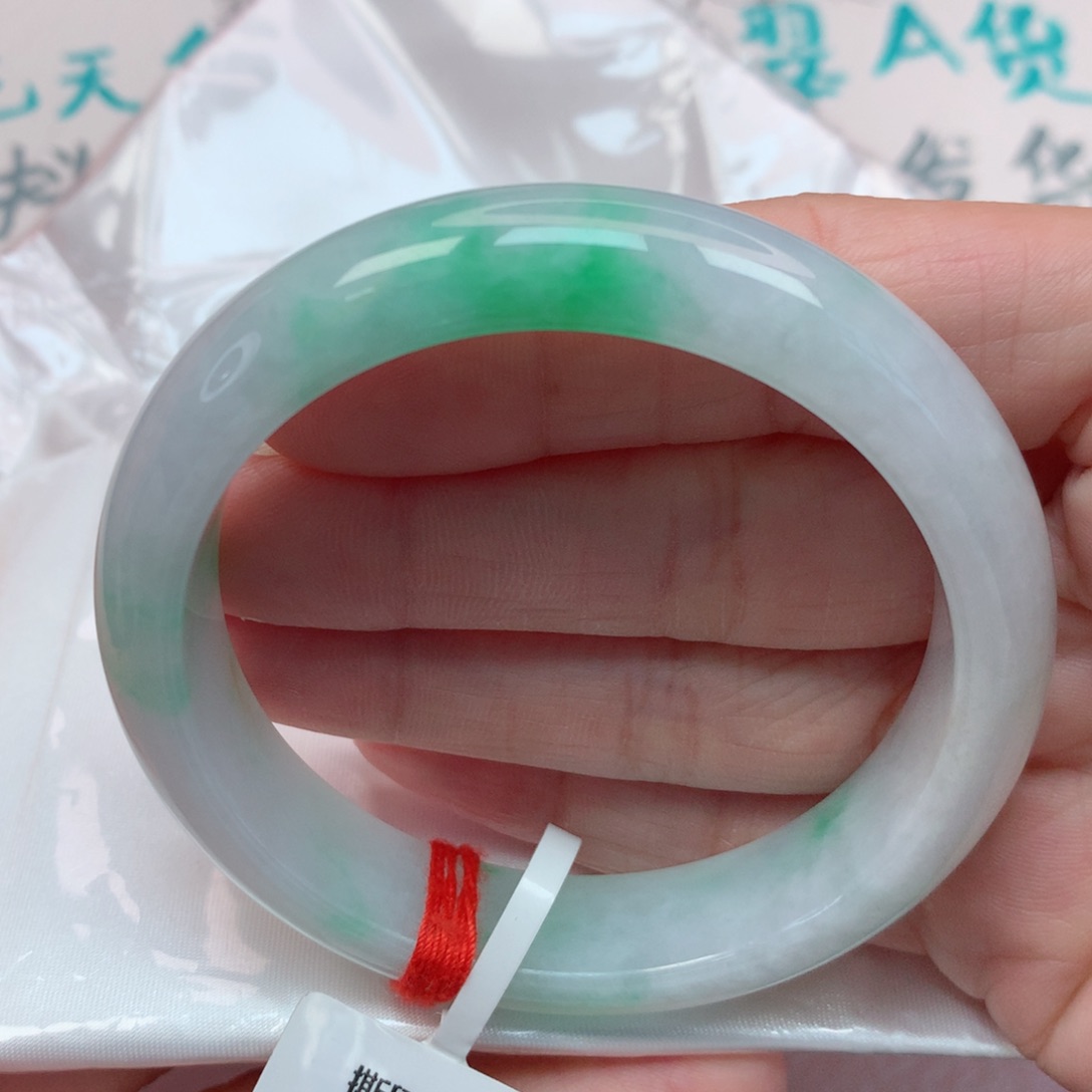 翡翠手镯未镶嵌55.5圈 白底青