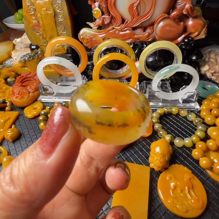 未镶嵌石英质玉（黄龙玉）颈饰