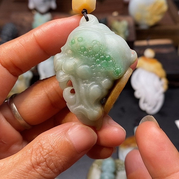 甜***懒定制翡翠未镶嵌毛货抛光