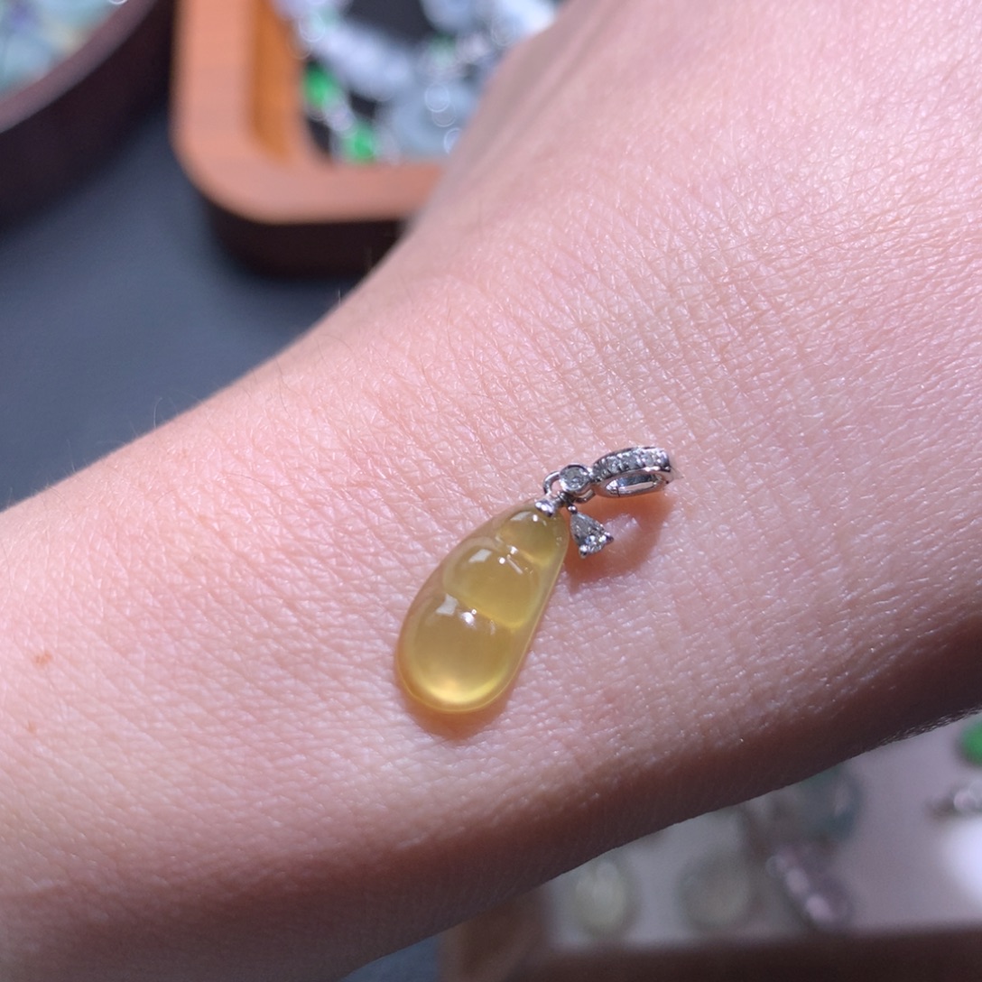 翡翠18K金镶嵌颈饰柠檬黄福豆滴流