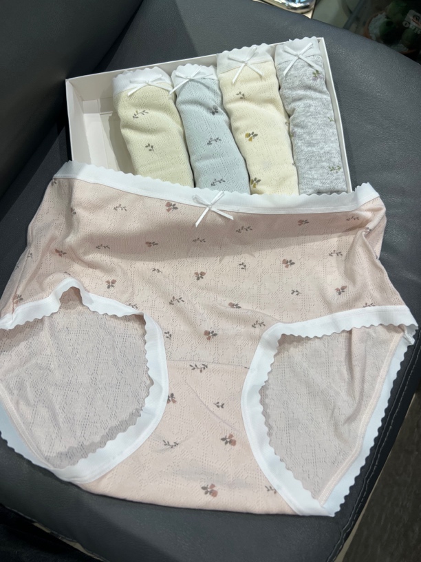 born（29009）碎花短裤。五条装