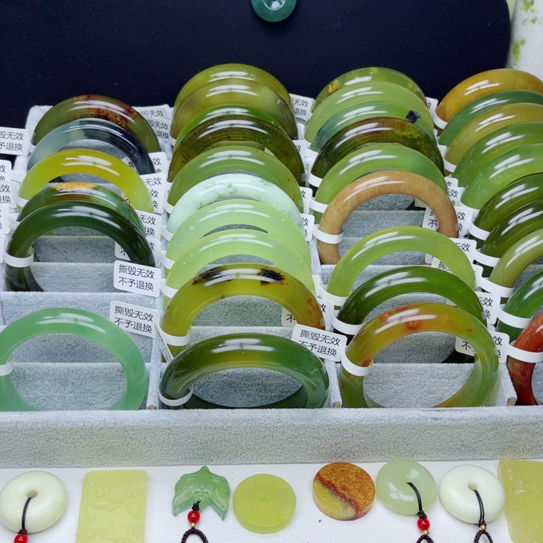 小***珠蛇纹石玉未镶嵌手镯