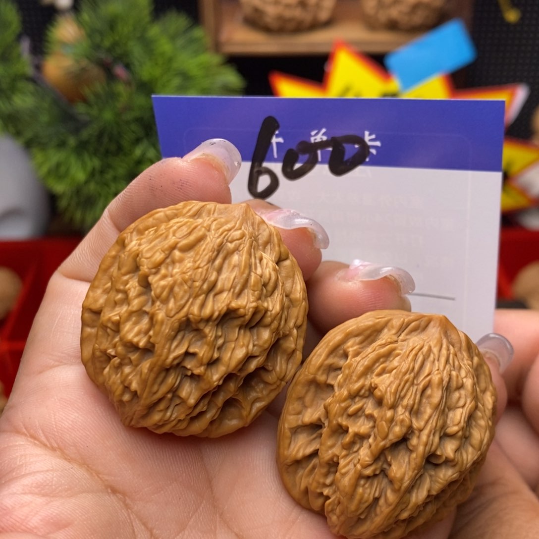 文玩核桃吊坠虎头。边36。肚34。丹