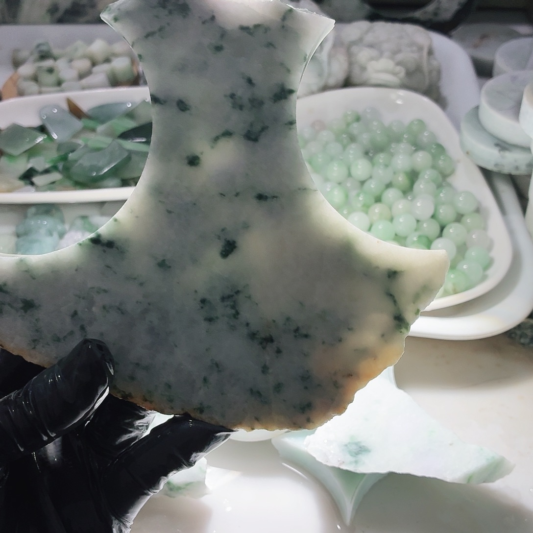 翡翠未镶嵌颈饰边角料