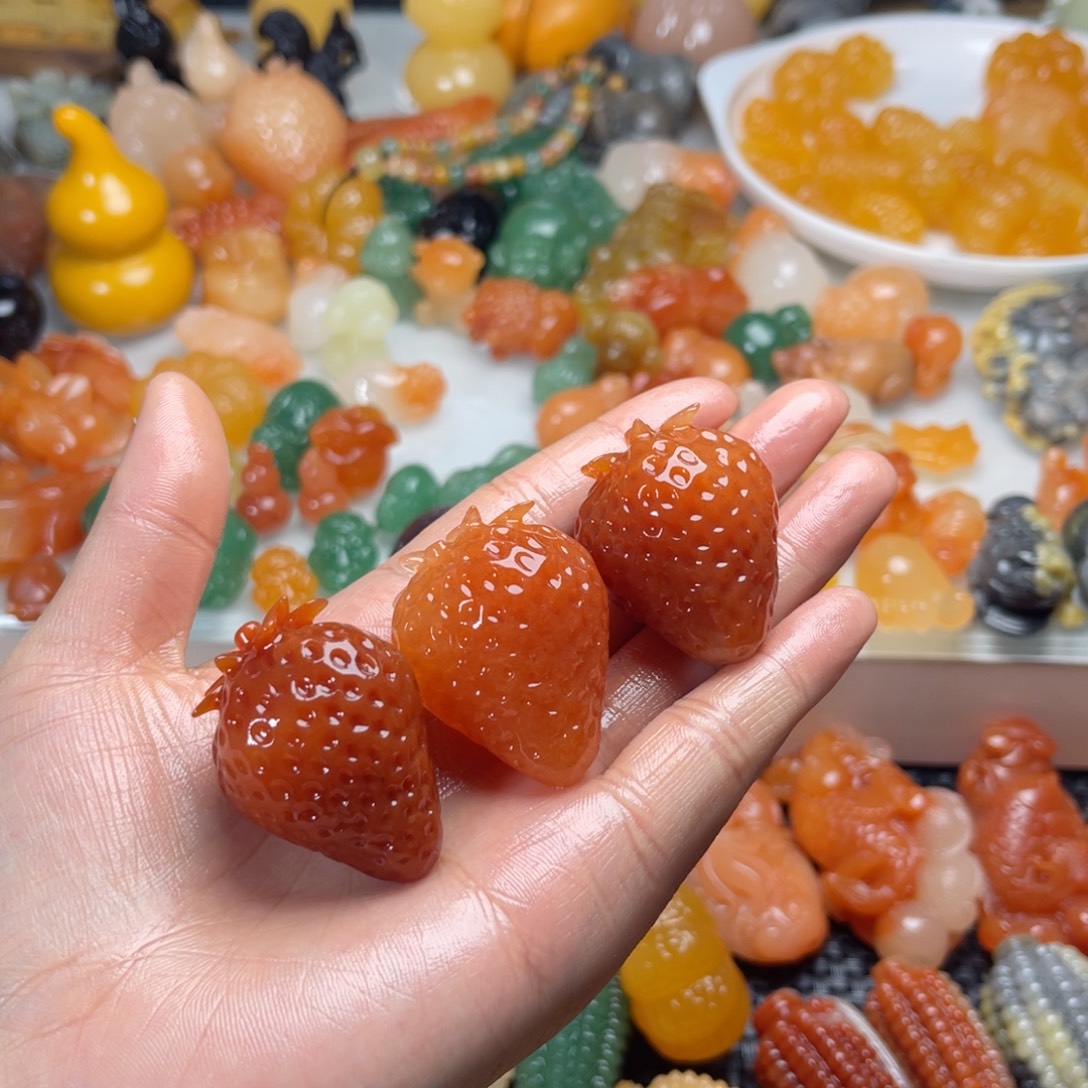 三***了石英质玉（金丝玉）未镶嵌颈饰