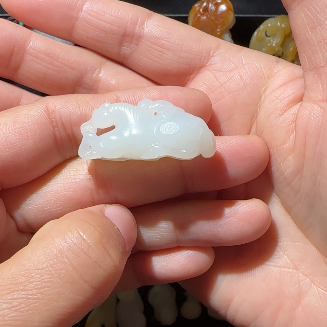 和田玉颈饰未镶嵌恋****）