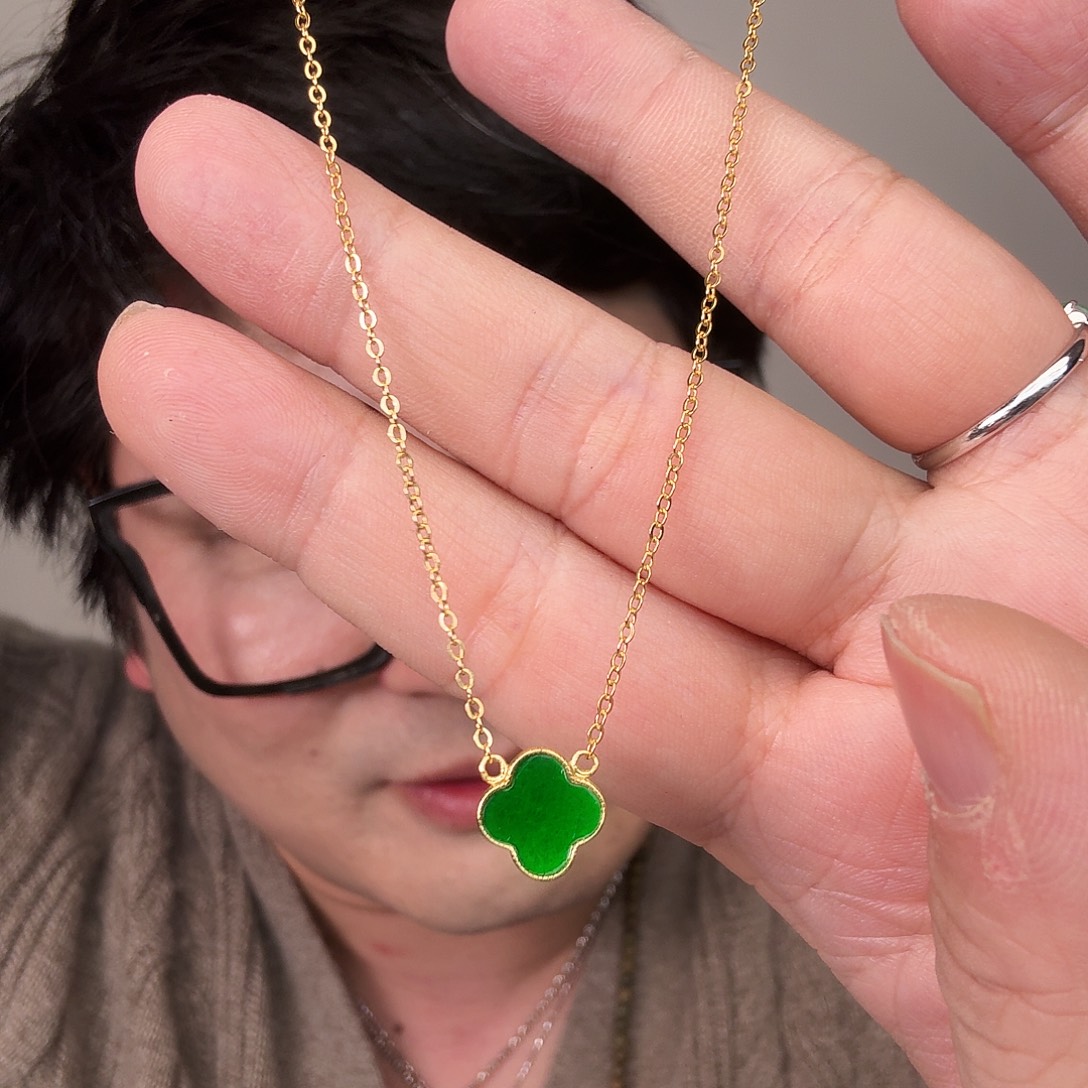 翡翠未镶嵌颈饰一件