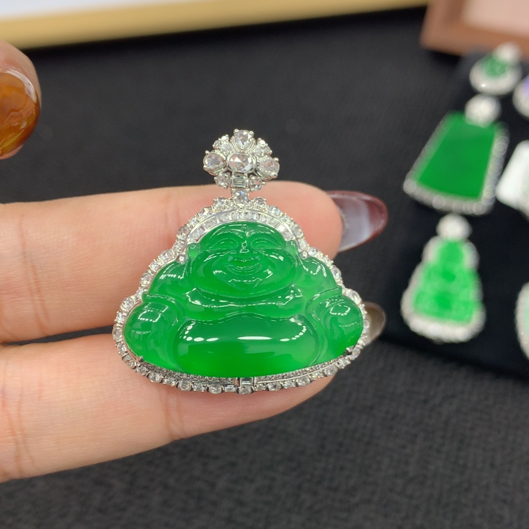 颈饰18K金镶嵌翡翠九****)佛公