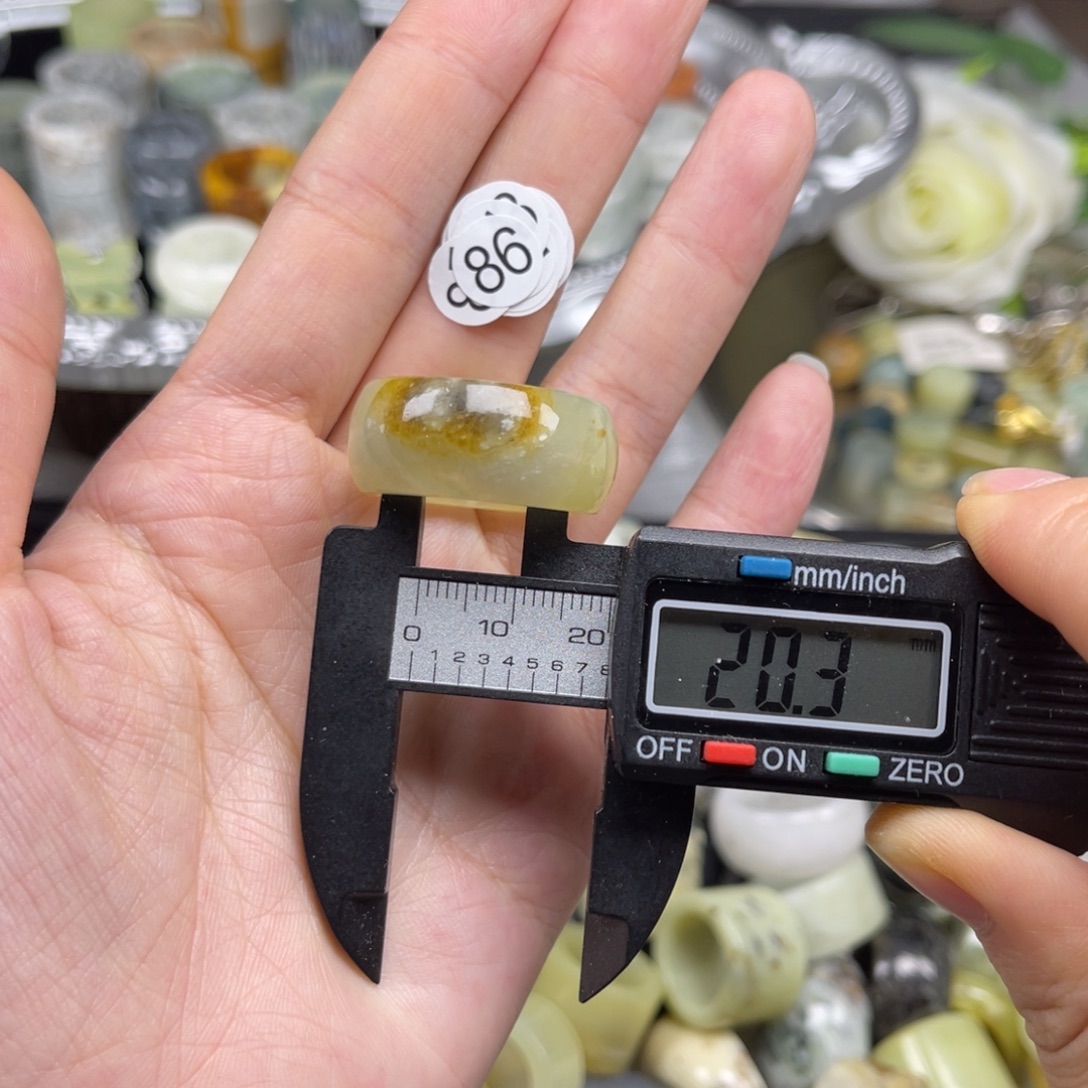 蛇纹石玉未镶嵌戒指