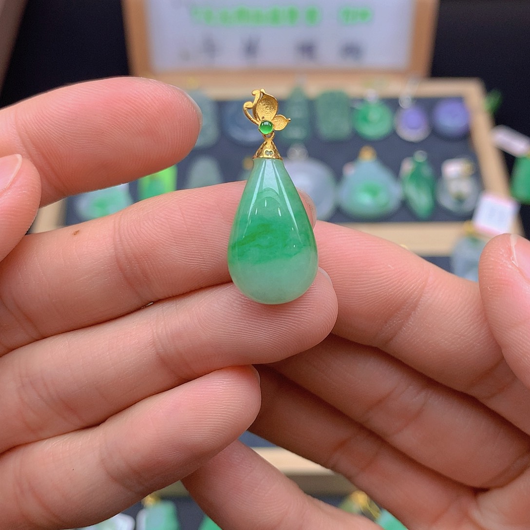 翡翠颈饰18K金镶嵌翡翠