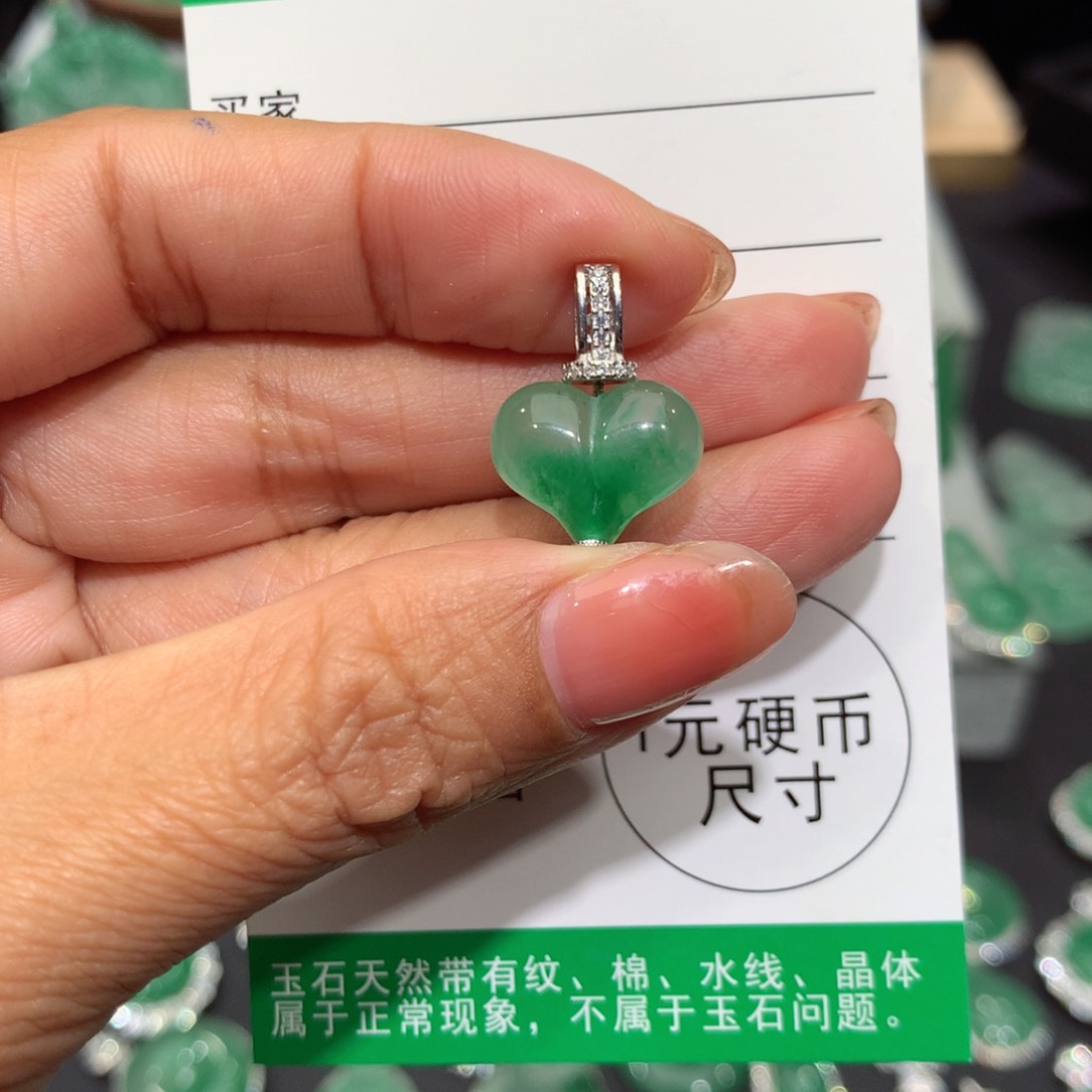 颈饰未镶嵌石英质玉（非洲翠）