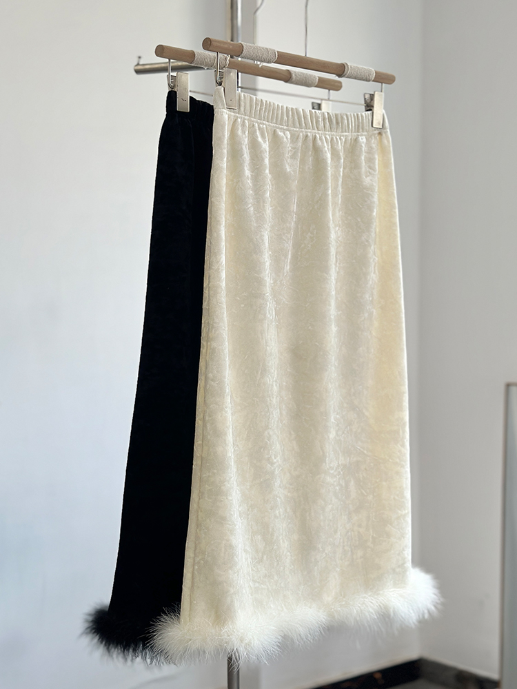 高级感黑色丝绒鸵鸟毛半身裙秋冬白色加绒遮垮显瘦H型直筒新中式