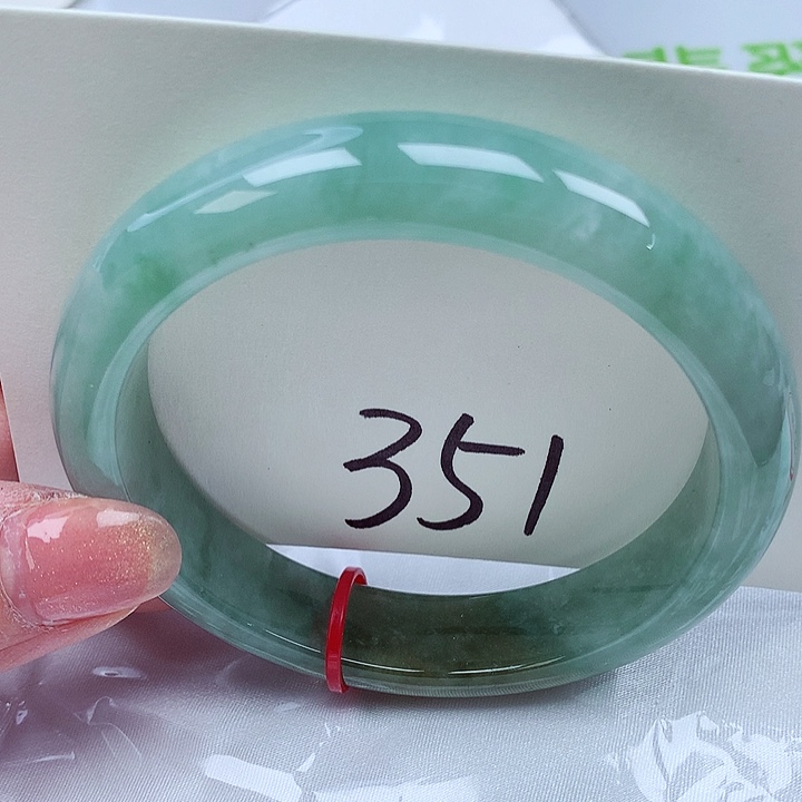 翡翠手镯未镶嵌翡翠