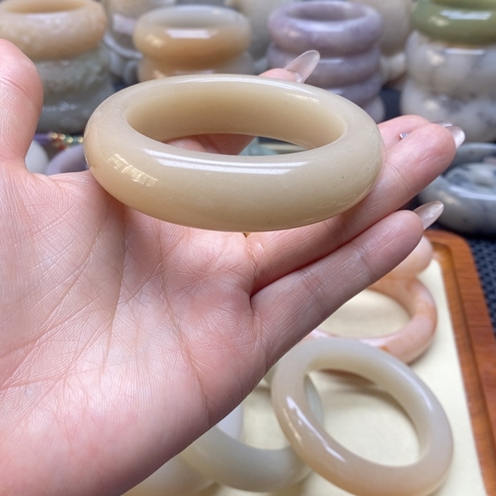 石英岩玉手镯未镶嵌