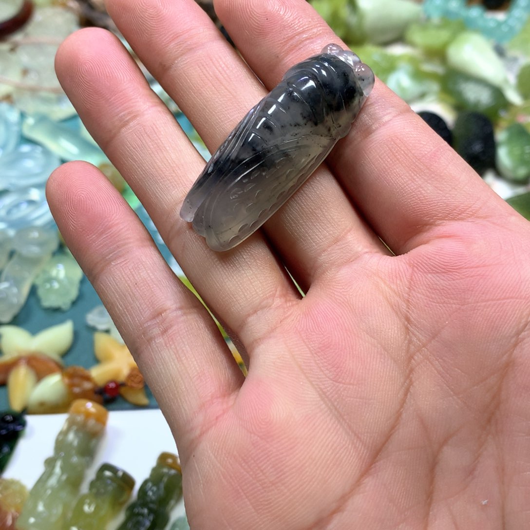 岫玉颈饰未镶嵌蝉