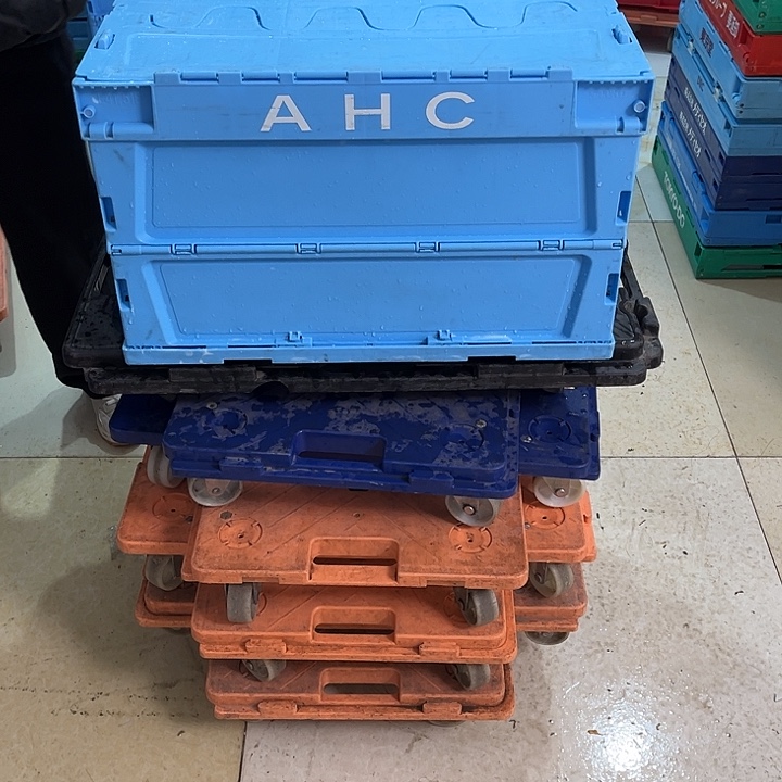 闽***哥厚款一个带盖子的箱子