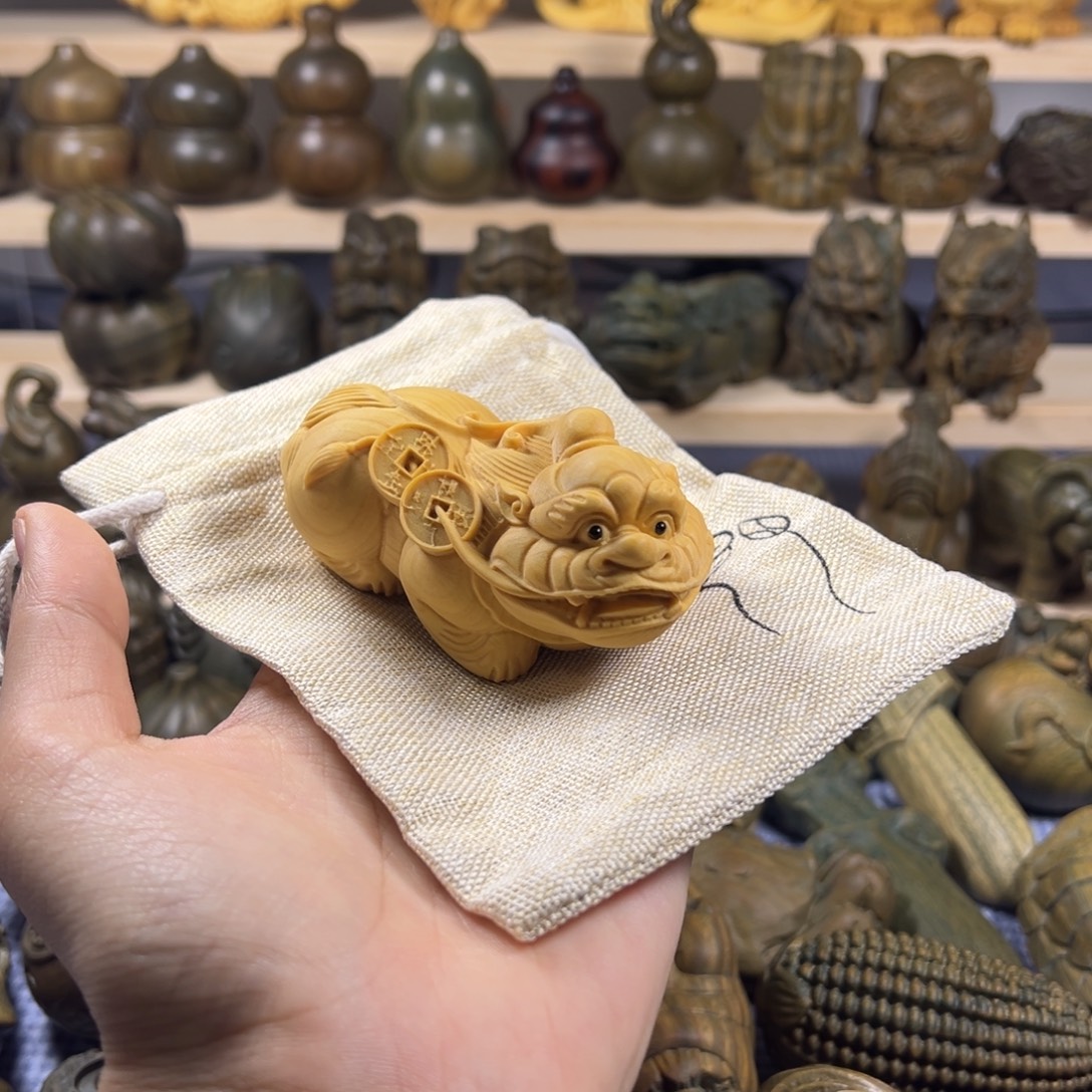 放***羊绿檀貔貅 黄杨木手把件