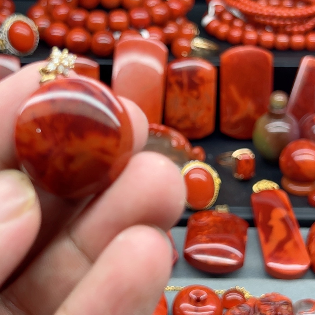 南红玛瑙吊坠未镶嵌