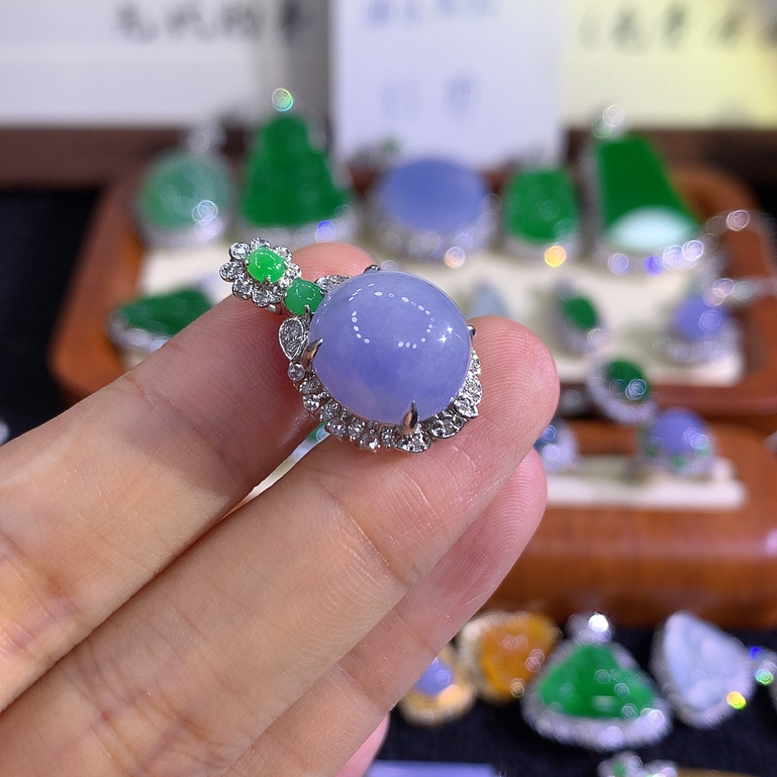 翡翠18K金镶嵌颈饰蛋面