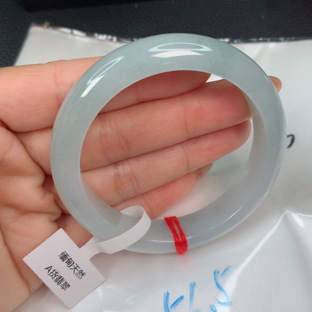 翡翠手镯未镶嵌…………