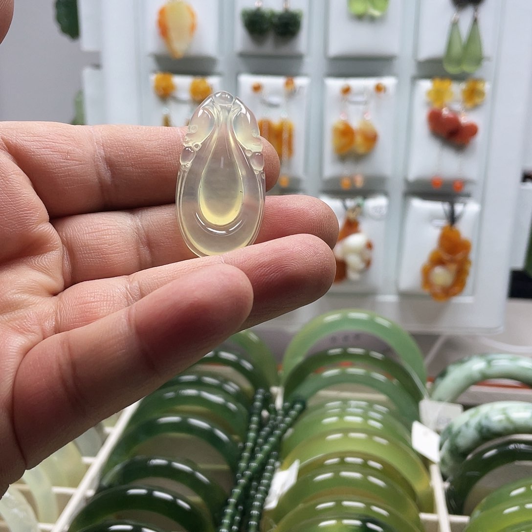 蛇纹石玉颈饰未镶嵌