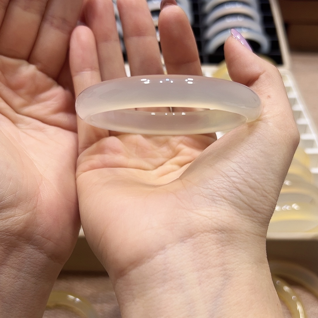 琳****玛瑙/玉髓未镶嵌手镯