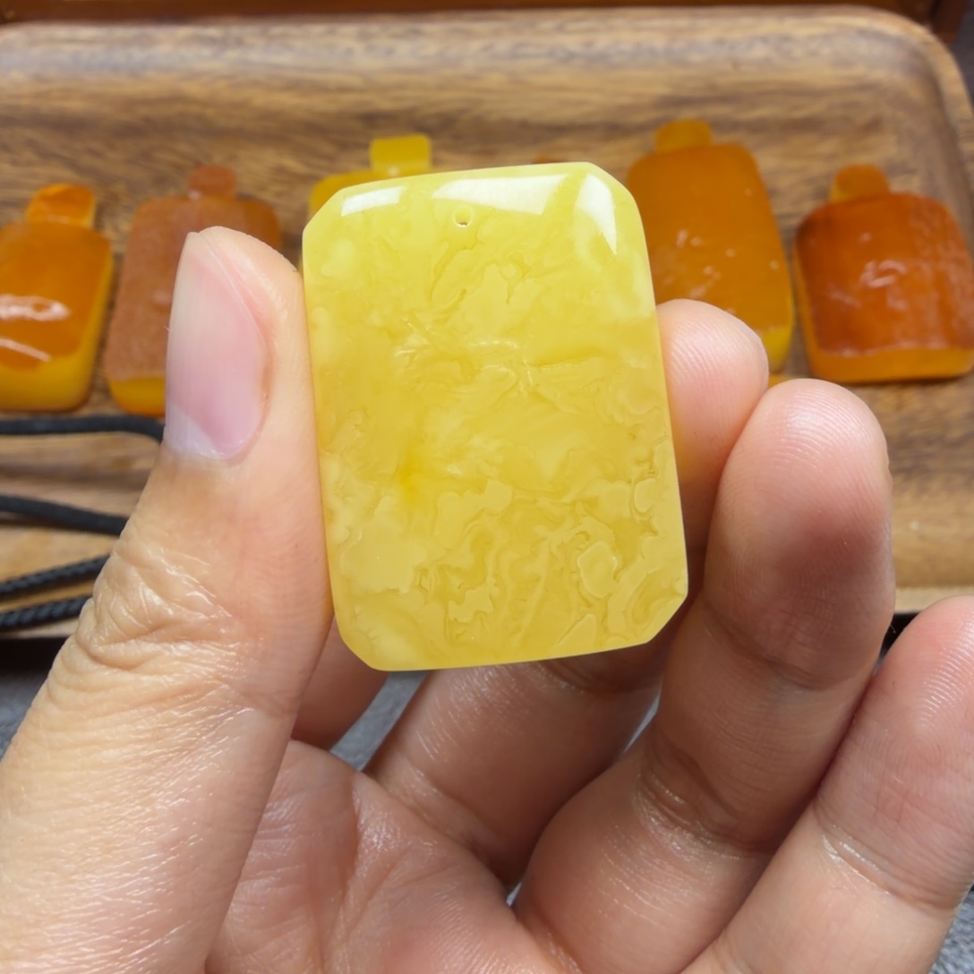 琥珀未镶嵌吊坠(赠链)