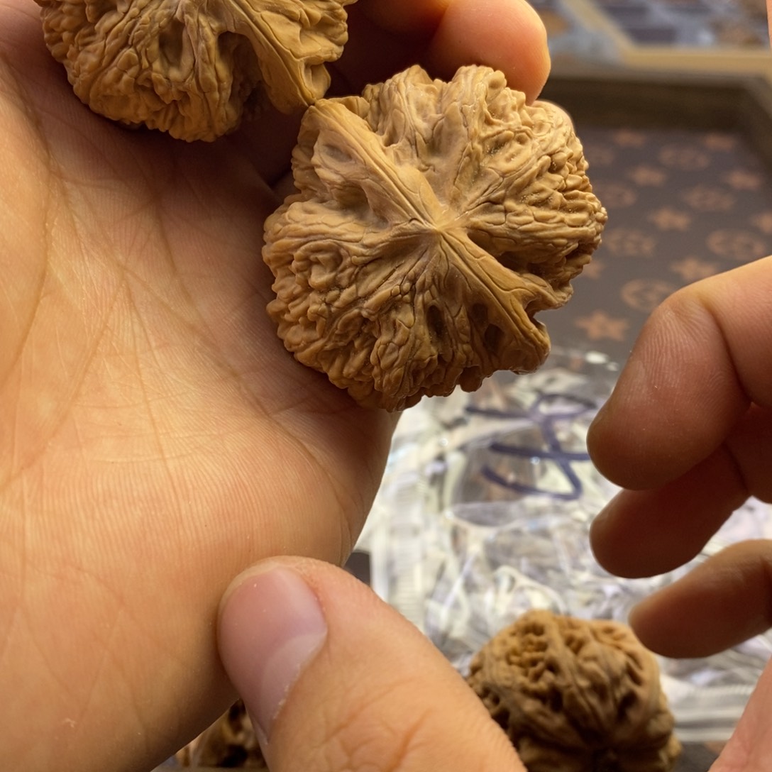 文玩核桃吊坠粗筋