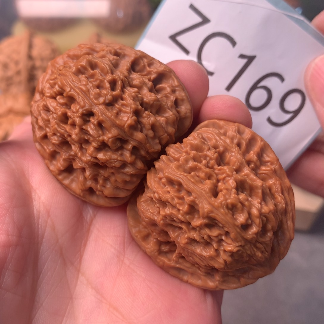 文玩核桃把件红皮三角疆39