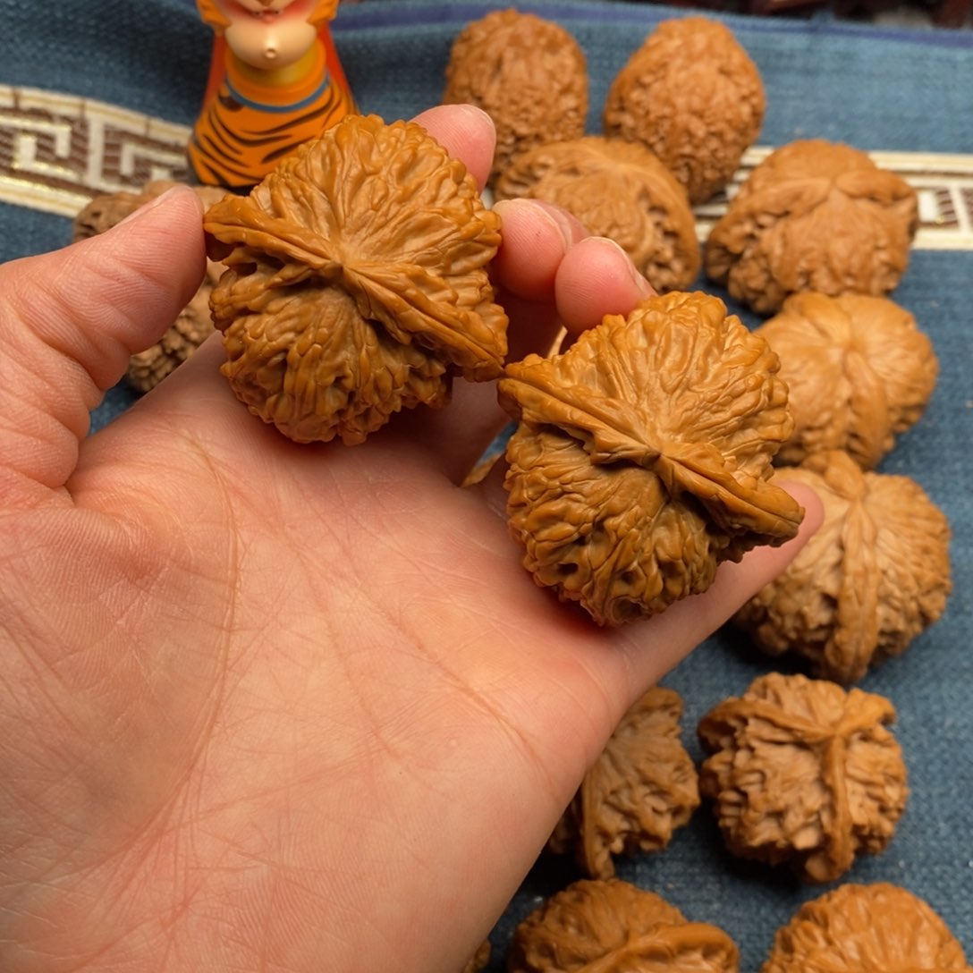 文玩核桃把件45全品三角白50克