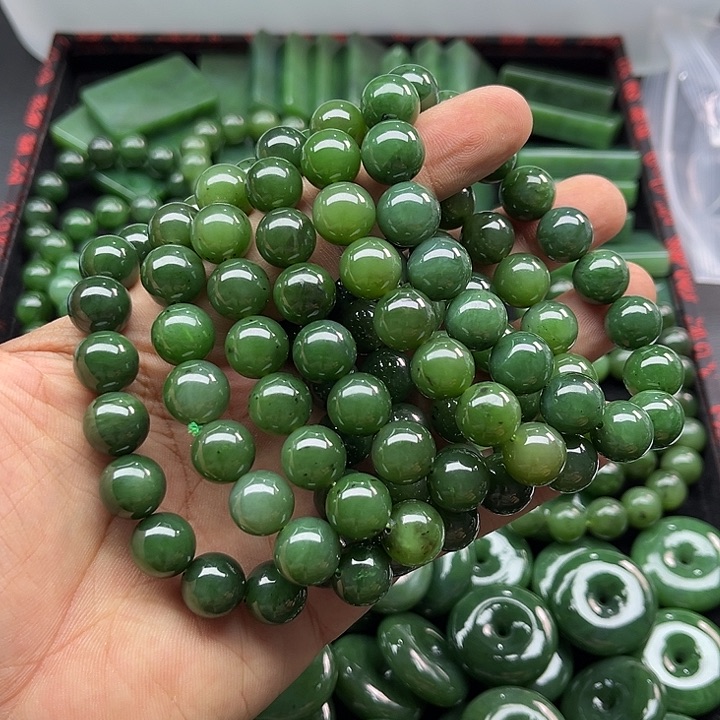 和田玉俄罗斯乌兰海碧玉卡12多样性发一未镶嵌