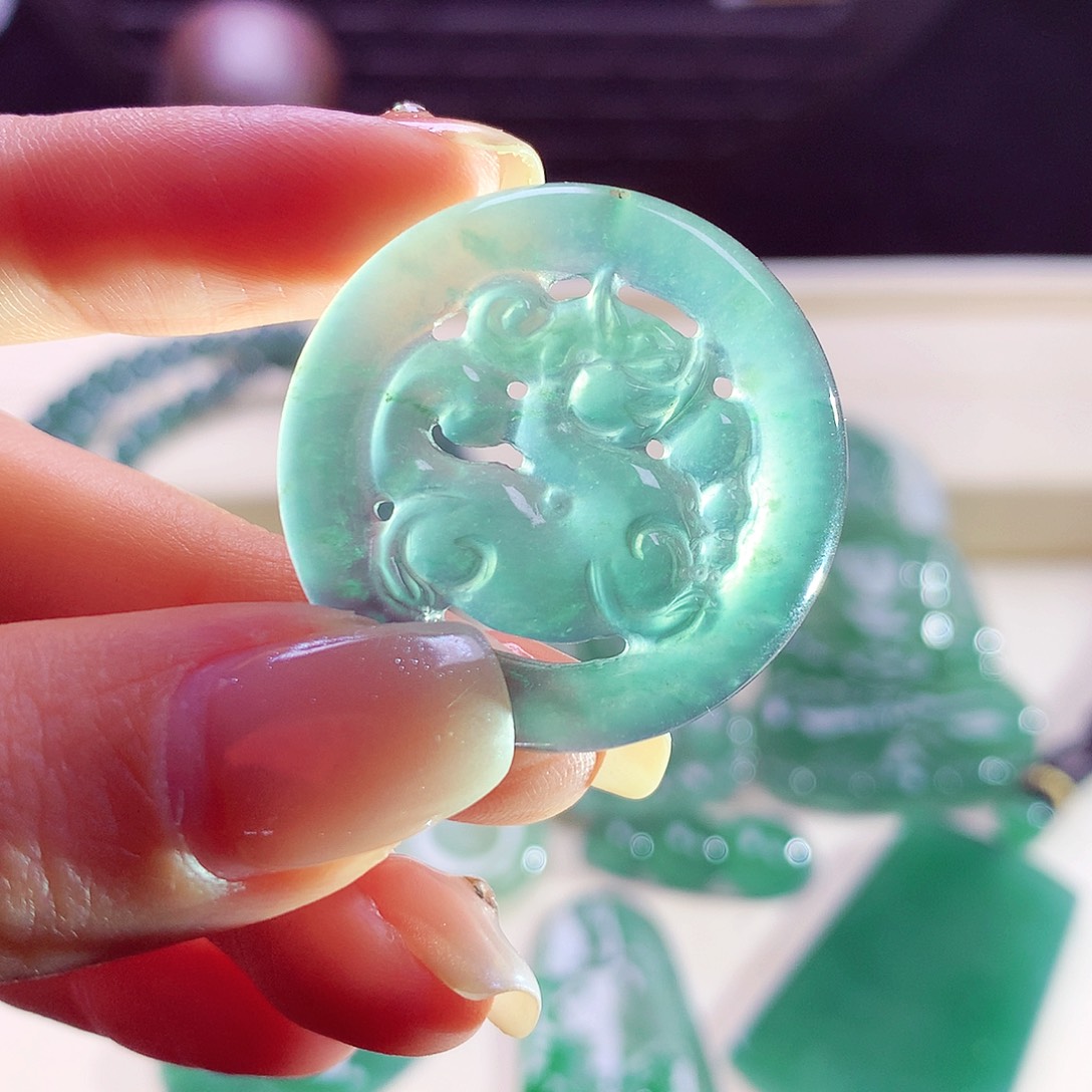 颈饰未镶嵌翡翠天然