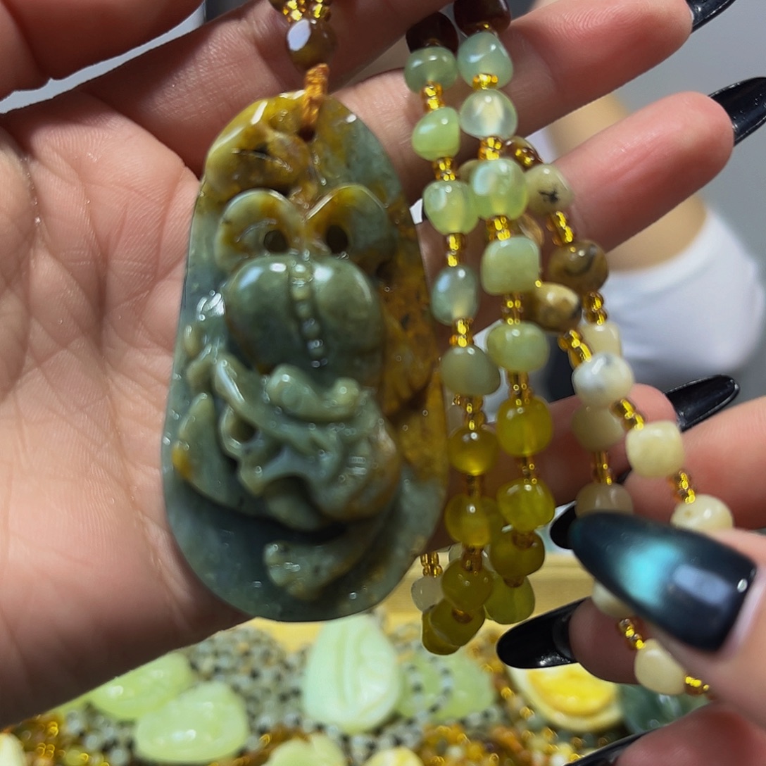 蛇纹石玉未镶嵌颈饰