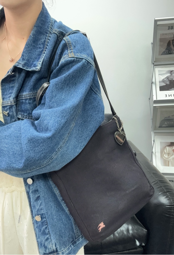 95新 BURBERRY/博柏利 爱心战马斜挎包 单肩包/03000