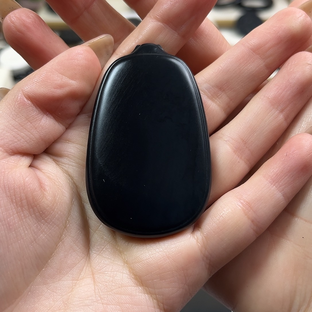 华***丽和田玉（墨玉）未镶嵌颈饰46双色58克左右