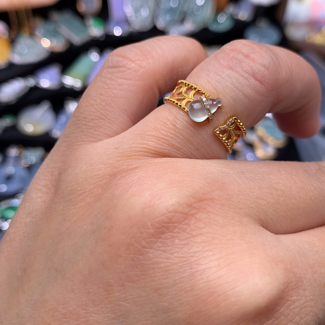 18K金镶嵌戒指翡翠葫芦戒指