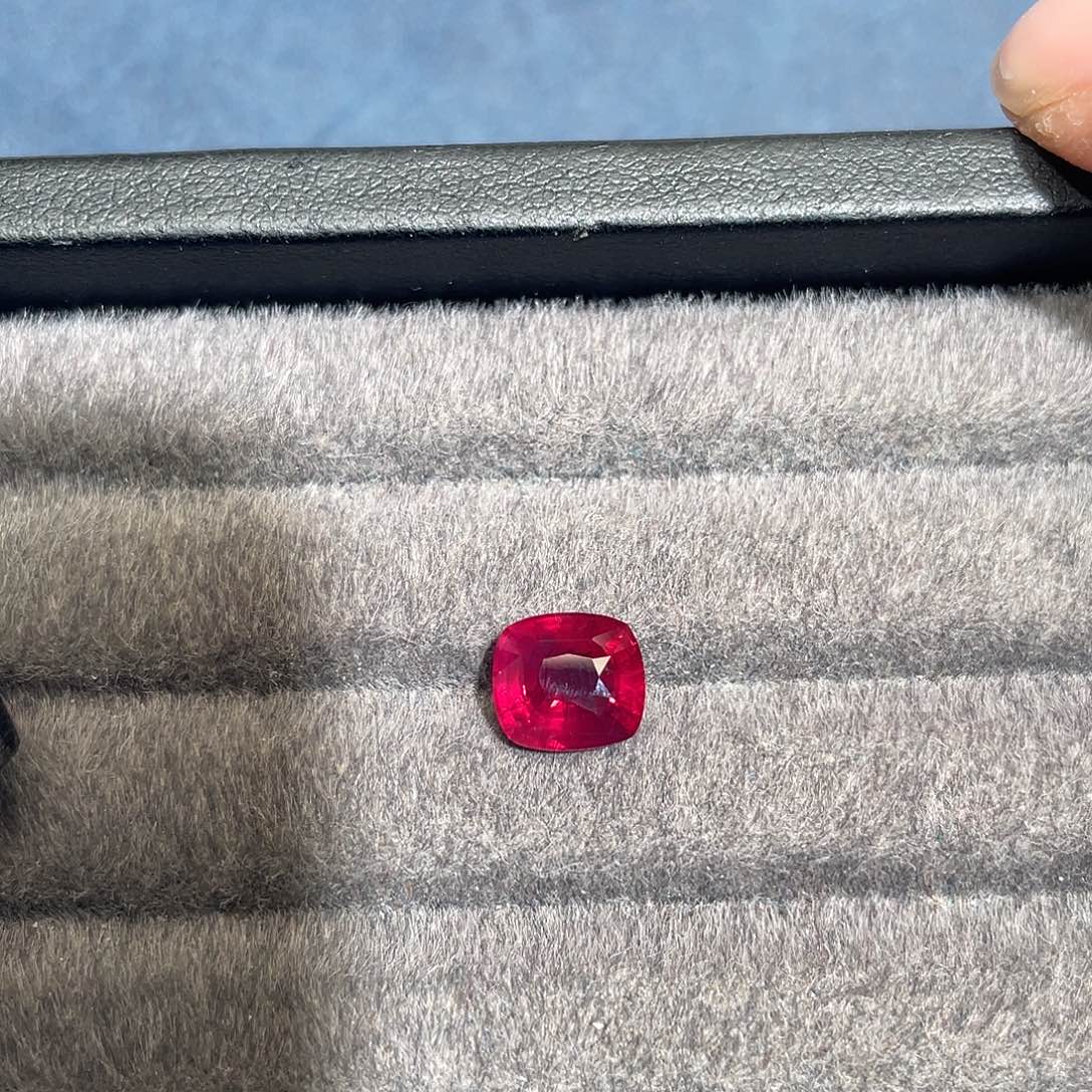 红宝石裸石2.54ct鸽血红坦桑尼亚吉尔德强荧光